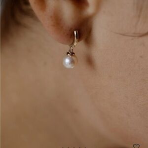 Kinn studio pearl huggie earrings